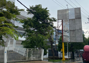 BALIHO Dewi Damayanti Said yang terpasang di titik reklame resmi di Jalan A Yani seberang HBI yang di curi orang tidak bertanggungjawab. (Foto: mb/edoy)
