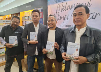 BUPATI Tanah Bumbu dr HM Zairullah Azhar MSc (paling kanan) saat memperlihatkan buku autobigrafinya yang berjudul ‘Melampaui Mimpi Pesisir’.