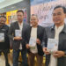 BUPATI Tanah Bumbu dr HM Zairullah Azhar MSc (paling kanan) saat memperlihatkan buku autobigrafinya yang berjudul ‘Melampaui Mimpi Pesisir’.