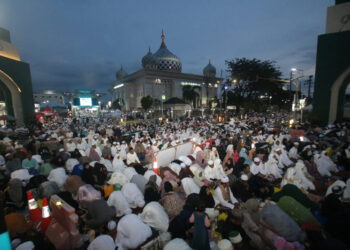 DIPENUHI JEMAAH - Jemaah memenuhi Jalan A Yani perempatan Sekumpul untuk mengikuti puncak peringatan Haul ke-19 Abah Guru Sekumpul, Minggu (14/1) malam. 