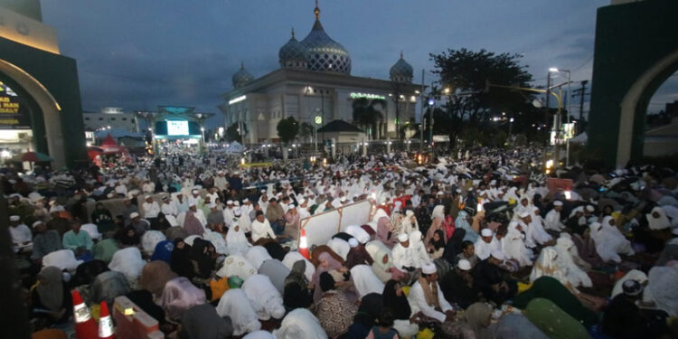 DIPENUHI JEMAAH - Jemaah memenuhi Jalan A Yani perempatan Sekumpul untuk mengikuti puncak peringatan Haul ke-19 Abah Guru Sekumpul, Minggu (14/1) malam. 
