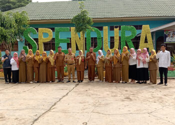 PJ Bupati Tapin M Syarifuddin MPd bersama Kepala Dinas Pendidikan Hj Irnawati SPd MM berfoto bersama usai mengunjungi SMPN 2 Tapin.