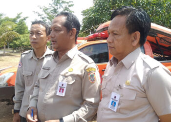 KEPALA BPBD Kalsel R Suria Fadliansyah didampingi Kabid Pencegahan dan Kesiapsiagaan Bambang Dedi Mulyadi saat menyampaikan keterangan terkait kesiapan menghadapi Batingsor, Selasa (16/1).