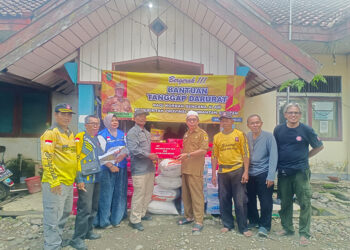 PENYERAHAN bantuan tanggap darurat dari Dinsos Kalsel kepada korban banjir di HST.