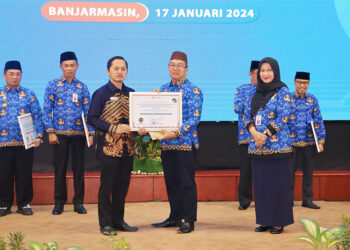 PREDIKAT A - Pj Bupati Tapin M Syarifuddin MPd saat menerima hasil penilaian kepatuhan penyelenggaraan pelayanan publik dari Ombudsman RI di Gedung Mahligai Pancasila Banjarmasin, Rabu (17/1). Kabupaten Tapin sendiri meraih predikat A dalam hal pelayanan publik tahun 2023.