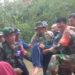 BABINSA saat menggendong seorang warga yang tengah sakit untuk pulang ke rumahnya, Selasa (16/1).