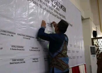 DEKLARASI-PJ Bupati Tapin M Syarifuddin MPd saat penandatanganan deklarasi tuntaskan stop BABS di Kabupaten Tapin yang turut ditandatangani seluruh jajaran pejabat dilingkungan Pemkab Tapin.