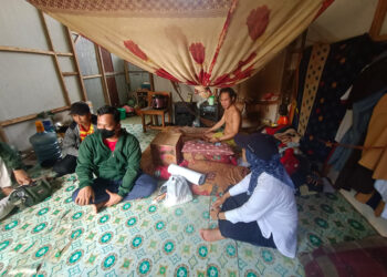 SBC saat mengunjungi Yusmansyah, warga Desa Nungka, Kecamatan Awayan, Kabupaten Balangan yang menderita kelumpuhan, Kamis (18/1).