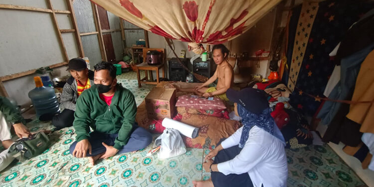 SBC saat mengunjungi Yusmansyah, warga Desa Nungka, Kecamatan Awayan, Kabupaten Balangan yang menderita kelumpuhan, Kamis (18/1).