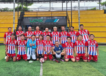 TIM relawan Progresif Kalsel dan Jurnalis Kalsel berfoto bersama sebelum pertandingan persahabatan.