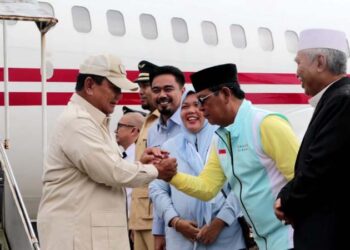 CALON Presiden nomor urut 2 Prabowo Subianto disambut Ketua DPD Partai Golkar Kalsel H Sahbirin Noor dan Guru Wildan saat tiba di Bandara Syamsuddin Noor Banjarmasin pada Sabtu (20/1) siang. 