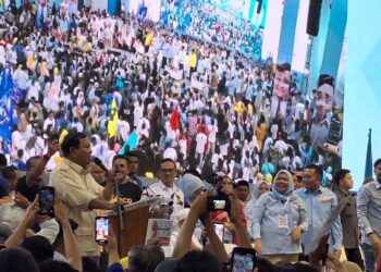 PENUH SEMANGAT - Calon Presiden nomor urut 2 Prabowo Subianto saat menyampaikan pidato politiknya dengan penuh semangat, saat kampanye di Gedung Olah Raga (GOR) Rudy Resnawan, Kota Banjarbaru, Sabtu (20/1) sore. Tampak Ketua DPD Partai Gerindra Kalsel Hj Mariana bersemangat melihat pidato Ketua Umum DPP Partai Gerindra tersebut. 