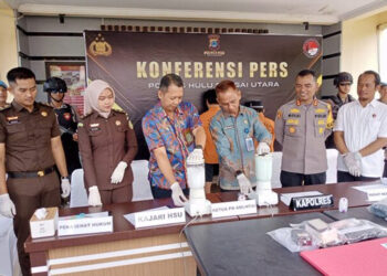 BLENDER - Kapolres HSU Meilki Bharata bersama Ketua PN Amuntai, kepala BNN dan kejaksaan saat memblender barbuk sabu, Kamis (25/1). (Foto: jejakrekam)