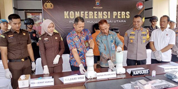 BLENDER - Kapolres HSU Meilki Bharata bersama Ketua PN Amuntai, kepala BNN dan kejaksaan saat memblender barbuk sabu, Kamis (25/1). (Foto: jejakrekam)