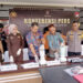 BLENDER - Kapolres HSU Meilki Bharata bersama Ketua PN Amuntai, kepala BNN dan kejaksaan saat memblender barbuk sabu, Kamis (25/1). (Foto: jejakrekam)
