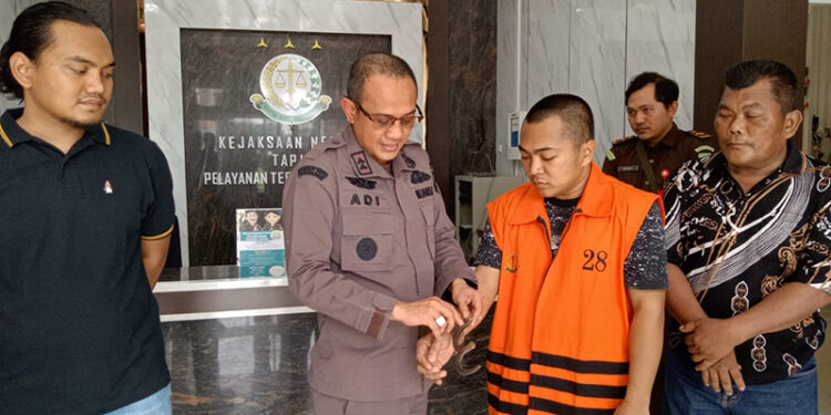 KAJARI Tapin Adi Fakhrudin SH MH saat membebaskan Alfian Noor melalui SKP2.