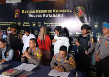 POLRES Kotabaru saat jumpa pers terkait kasus pembuang bayi ke sungai. (Foto: jejakrekam)