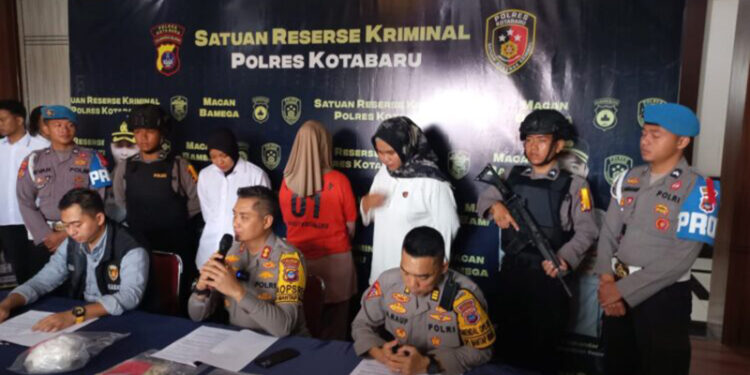 POLRES Kotabaru saat jumpa pers terkait kasus pembuang bayi ke sungai. (Foto: jejakrekam)