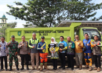 PJ Bupati Tapin M Syarifuddin berfoto bersama usai menyerahkan bantuan armada sampah dari dinas lingkungan hidup kepada Pemerintah Desa Salam Babaris.