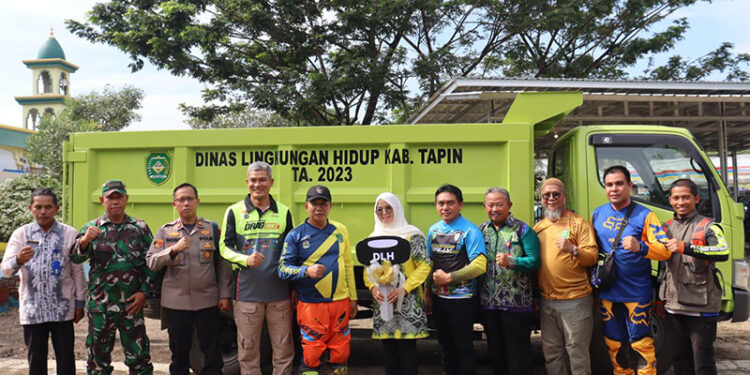 PJ Bupati Tapin M Syarifuddin berfoto bersama usai menyerahkan bantuan armada sampah dari dinas lingkungan hidup kepada Pemerintah Desa Salam Babaris.