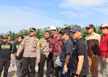 PJ Bupati Tapin M Syarifuddin MPd bersama Sekretaris Daerah Dr H Sufiansyah MAP dan Kapolres AKBP Sugeng Priyanto SIK saat meninjau lokasi rencana pembangunan pos lalu lintas di Desa Sei Puting, Kecamatan Candi Laras Utara, Jumat (25/1).