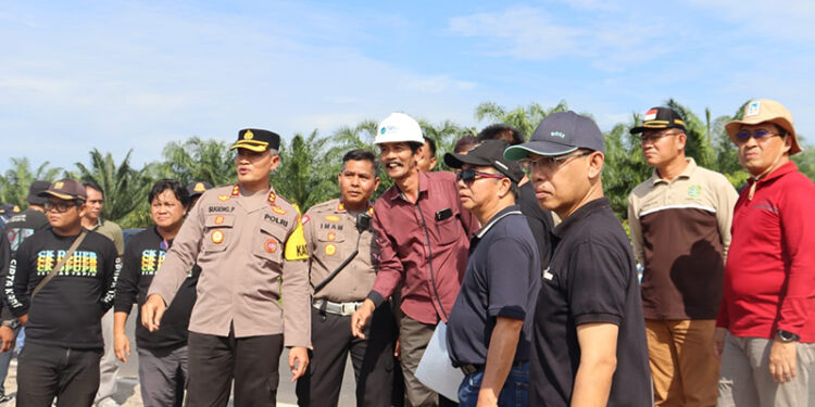 PJ Bupati Tapin M Syarifuddin MPd bersama Sekretaris Daerah Dr H Sufiansyah MAP dan Kapolres AKBP Sugeng Priyanto SIK saat meninjau lokasi rencana pembangunan pos lalu lintas di Desa Sei Puting, Kecamatan Candi Laras Utara, Jumat (25/1).