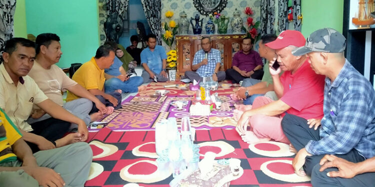 ANGGOTA Fraksi PKB DPRD Kalsel H Suripno Sumas bersama Kader PKB DPC Kota Banjarmasin Sugiarto Sumas saat menyerap aspirasi warga Kelurahan Sungai Andai.