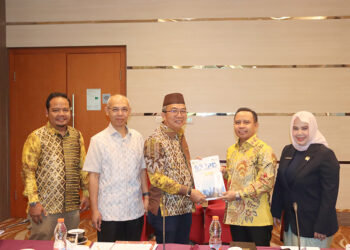 PJ Bupati Tapin M Syarifuddin bersama Sekretaris Daerah H Sufiansyah dan Kepala Bappelitbang Meidy Haris Prayoga saat penandatanganan kesepakatan rancangan awal RPJPD bersama Ketua DPRD Tapin H Yamani SAK didampingi Wakil Ketua 2 Hj Herny Mustika.
