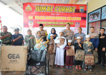 JUMAT CURHAT - Kapolresta Banjarmasin Kombes Pol Sabana Atmojo Martosumito didampingi Wakapolresta AKBP Arwin Amrih Wientama dan Kapolsek Banjarmasin Selatan Kompol Agus Sugianto berfoto bersama usai Jumat Curhat bersama masyarakat di Water Boom Alfin, Jalan Tembus Mantuil, Jumat (26/1).