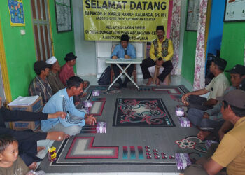 ANGGOTA DPRD Kalsel Dr H Karlie Hanafi Kalianda SH MH saat menyerap aspirasi masyarakat di Kabupaten Barito Kuala.