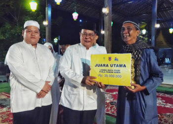 GUBERNUR Kalsel Sahbirin Noor didampingi tokoh muda H Sandi Fitrian Noor menyerahkan hadiah kepada pemenang pertama lomba puisi nasional yakni Raden Mono Wangsa dari Bekasi.