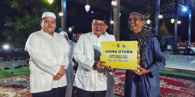 GUBERNUR Kalsel Sahbirin Noor didampingi tokoh muda H Sandi Fitrian Noor menyerahkan hadiah kepada pemenang pertama lomba puisi nasional yakni Raden Mono Wangsa dari Bekasi.