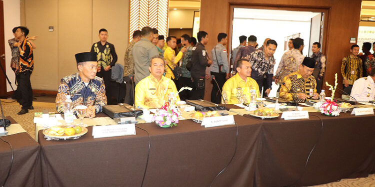 PJ Bupati Tapin M Syarifuddin MPd saat menghadiri RUPS tahunan tahun buku 2023 dan rapat umum luar biasa tahun 2024 Calamus Ballroom Rattan Inn Banjarmasin, Rabu (31/1).