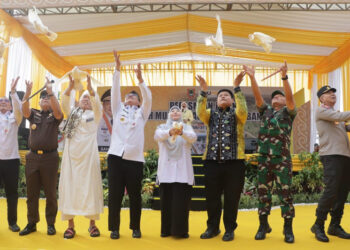 GUBERNUR Kalimantan Selatan H Sahbirin Noor bersama isteri, KH Wildan Salman dan Forkopimda Kalsel melepas burung merpati sebagai tanda diresmikannya jalan penghubung Syech Muhammad Arsyad Al Banjari. 