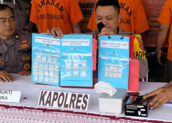 KAPOLRES Tabalong AKBP Anib Bastian saat menunjukan barbuk sabu, Rabu (7/2) pagi.