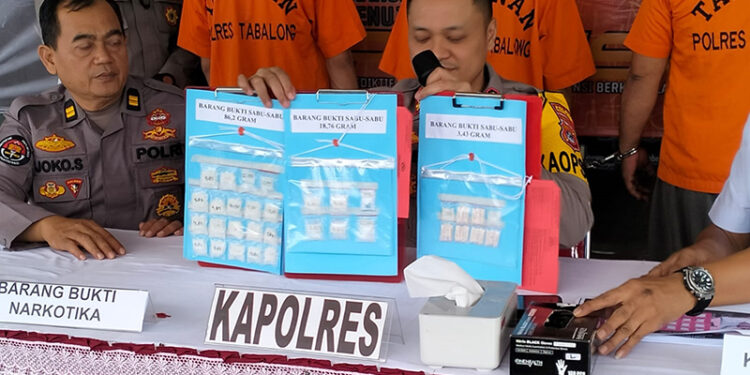 KAPOLRES Tabalong AKBP Anib Bastian saat menunjukan barbuk sabu, Rabu (7/2) pagi.