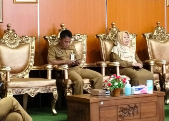 ZOOM MEETING - Sekda Tabalong Hj Hamida Munawarah menghadiri Zoom Meeting se-Kalsel tentang budaya antikorupsi di Aula Nansarunai bersama Kepala Badan Inspektorat Zainal Arifin, Selasa (6/2).