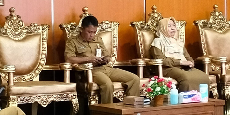 ZOOM MEETING - Sekda Tabalong Hj Hamida Munawarah menghadiri Zoom Meeting se-Kalsel tentang budaya antikorupsi di Aula Nansarunai bersama Kepala Badan Inspektorat Zainal Arifin, Selasa (6/2).