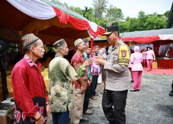 KAPOLDA Kalsel Irjen Pol Winarto saat melaksanakan kegiatan Pemilu Damai di Kabupaten HSS, Selasa (6/2).