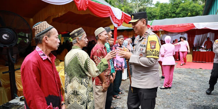 KAPOLDA Kalsel Irjen Pol Winarto saat melaksanakan kegiatan Pemilu Damai di Kabupaten HSS, Selasa (6/2).