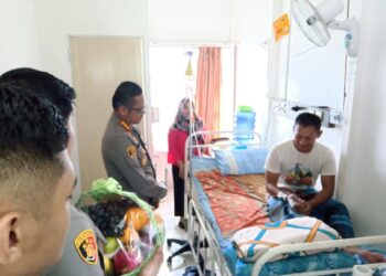 KAPOLRESTA Banjarmasin Kombes Pol Sabana Atmojo Martosumito saat besuk anggota Polsek Banjarmasin Timur Aipda Zainul K di ruang 11Maria RS Suaka Insan.