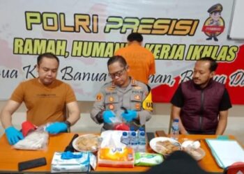 KAPOLRESTA Banjarmasin Kombes Pol Sabana Atmojo Martosumito didampingi Kasat Reskrim Kompol Thomas Afrian dan Kapolsek Banjarmasin Tengah Kompol Eka Saprianto.