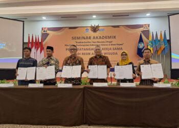 DIREKTUR Utama UT Banjarmasin Ir Mochamad Priono MSi dan Wakil Rektor bidang Keuangan, Sumber Daya dan Umum Prof Dr Ali Muktiyanto SE MSi berfoto bersama usai penandatanganan kerja sama dengan empat instansi. 