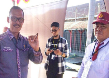 Kepala Kantor Wilayah Kementerian Kemenkumham Kalsel Faisol Ali saat memberikan hak suaranya di TPS khusus Lapas Kelas IIA Banjarmasin.