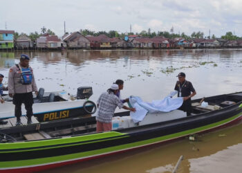 Personil Sat Polairud Polresta Banjarmasin saat melakukan pengawalan distribusi logistik pemilu di bawa ke TPS di perairan sungai Martapura.