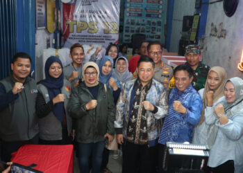 Kapolresta Banjarmasin, Kombes Pol Sabana AM berfoto bersama Forkopimda kota Banjarmasin usai melakukan inspeksi mendadak (Sidak) sejumlah TPS.