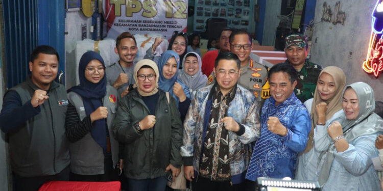 Kapolresta Banjarmasin, Kombes Pol Sabana AM berfoto bersama Forkopimda kota Banjarmasin usai melakukan inspeksi mendadak (Sidak) sejumlah TPS.