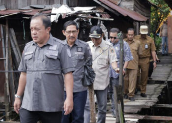 Rombongan Komisi III Bidang Pembangunan dan Infrastruktur DPRD Provinsi Kalimantan Selatan saat monitoring pelaksanaan program bantuan Rumah Tidak Layak Huni di Desa Pandahan, Kecamatan Bati Bati Kabupaten Tanah Laut