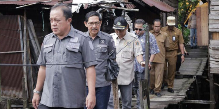 Rombongan Komisi III Bidang Pembangunan dan Infrastruktur DPRD Provinsi Kalimantan Selatan saat monitoring pelaksanaan program bantuan Rumah Tidak Layak Huni di Desa Pandahan, Kecamatan Bati Bati Kabupaten Tanah Laut