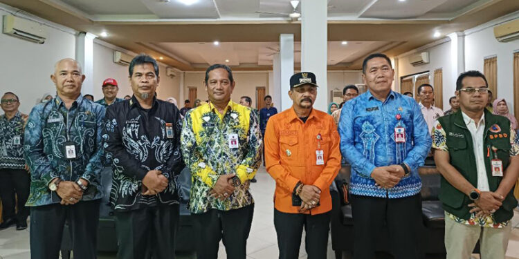 Penjabat (Pj) Bupati Tanah Laut (Tala), H Syamsir Rahman berfoto bersama Kepala BPBD Provinsi Kalsel, R Suria Fadliansyah dan peserta rapat kerja teknis (Rakernis) Perencanaan se-Kalsel tahun 2024.